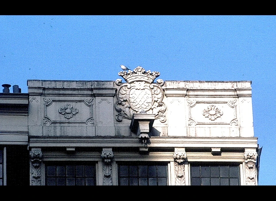 Singel 30 rechte lijstgevel met gesloten attiek ca.1730 (1974)