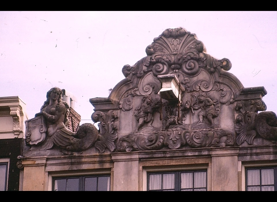 Herengracht 592 2 meerminnen en oogstmotief lijstgevel topgevelachtige attiek ca.1740 (1976)