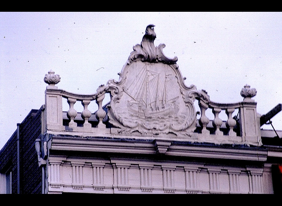 Singel 24 huis Vriesland rechte kroonlijst met (deels) open balustrade met gesloten middendeel ca.1760 (1995)