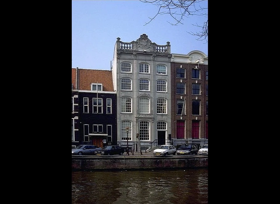 Herengracht 342 rechte kroonlijst met (deels) open balustrade met gesloten middendeel 1720 (2006)