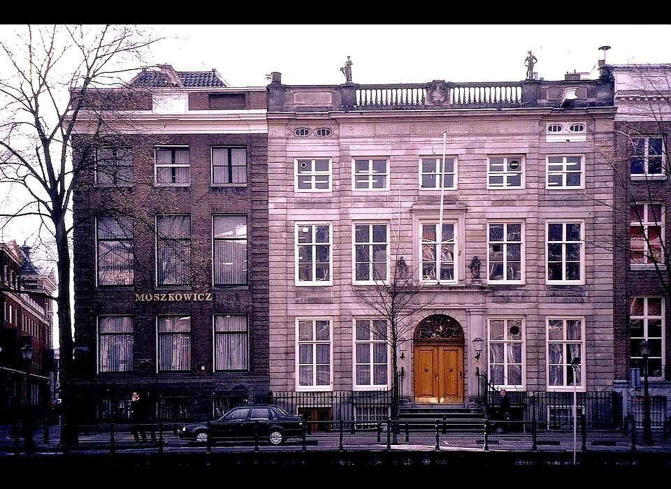 Herengracht 462-464 lijstgevel met attiek in de vorm van al dan niet gesloten balustrade 1672 (1999)
