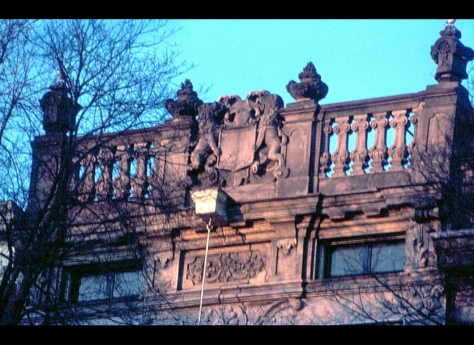 Herengracht 491 rechte kroonlijst met (deels) open balustrade met gesloten middendeel 1725-1750 (1975)