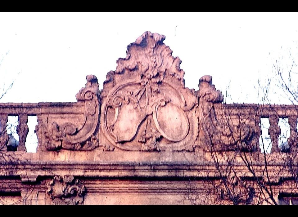 Herengracht 543 lijstgevel gedeeltelijk open balustrade wapenschilden 1743 (1975)