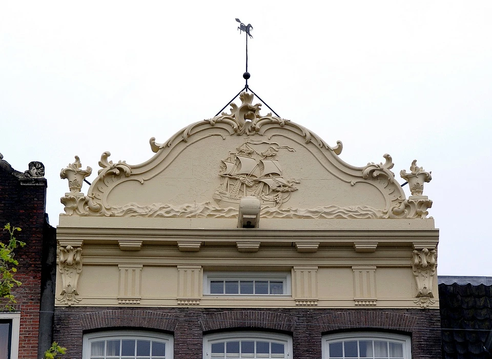 Rembrandtplein 20 lijstgevel topgevelachtige attiek 1750-1775 (1978)