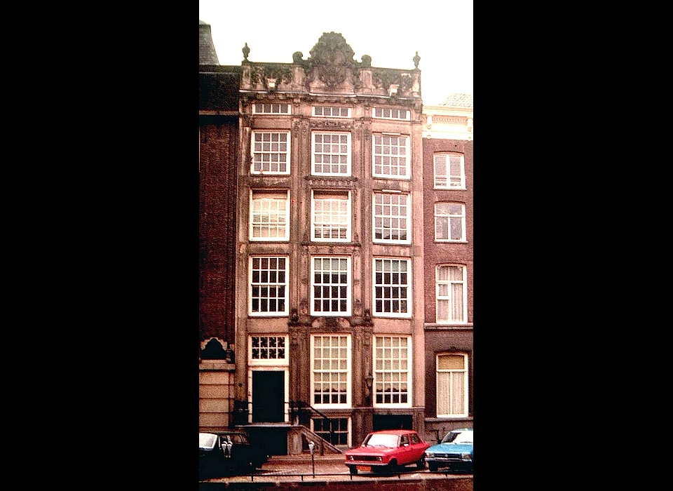 Herengracht 284 Van Brienenhuis rechte lijstgevel met gesloten attiek 1728 (1981)