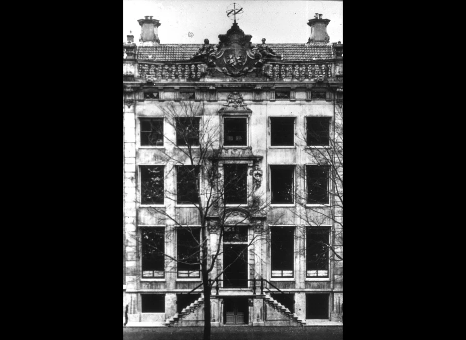 Herengracht 475 lijstgevel gedeeltelijk open balustrade 1731-1733 (1910)