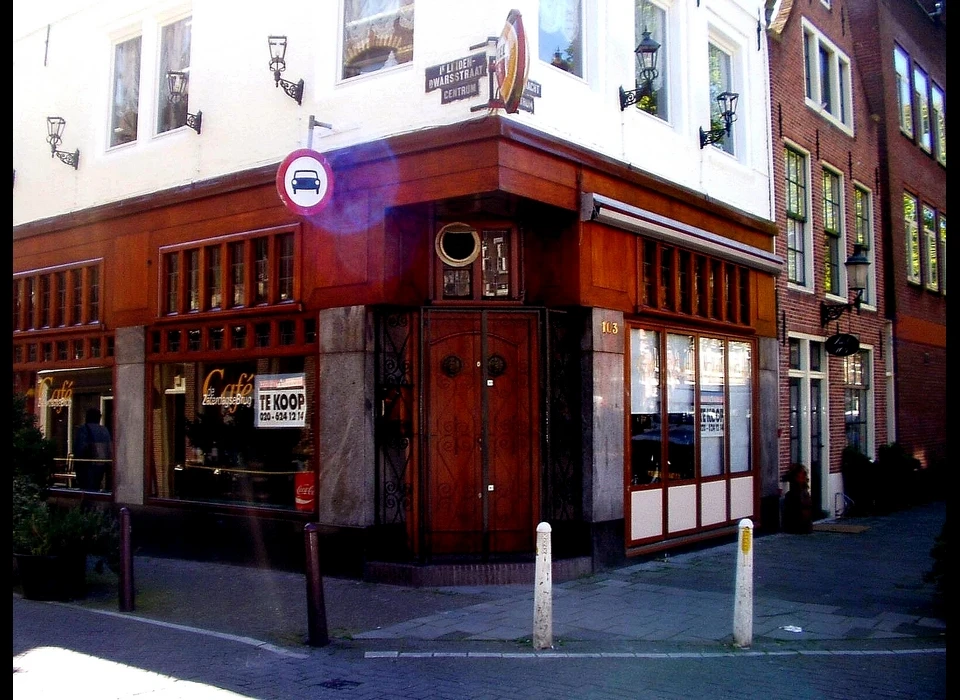 Lindengracht 103 café Zaterdagse Brug herinnert aan de brug voor de Eerste Lindendwarsstraat (ca.2005)