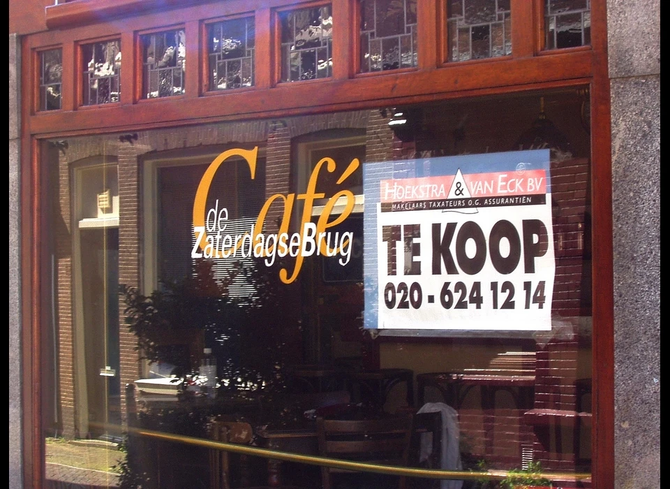 Lindengracht 103 café Zaterdagse Brug herinnert aan de brug voor de Eerste Lindendwarsstraat (ca.2005)