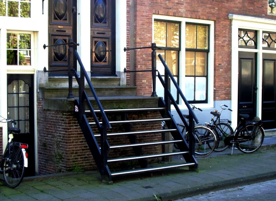 Lindengracht 53 houten trap naar voordeur (2005)
