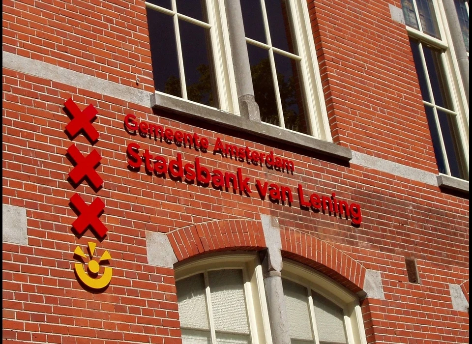 Lindengracht 204 Stadsbank van Lening inmiddels is hier het Gemeentelijk Ouder-en-Kind-Centrum gevestigd. (2005)