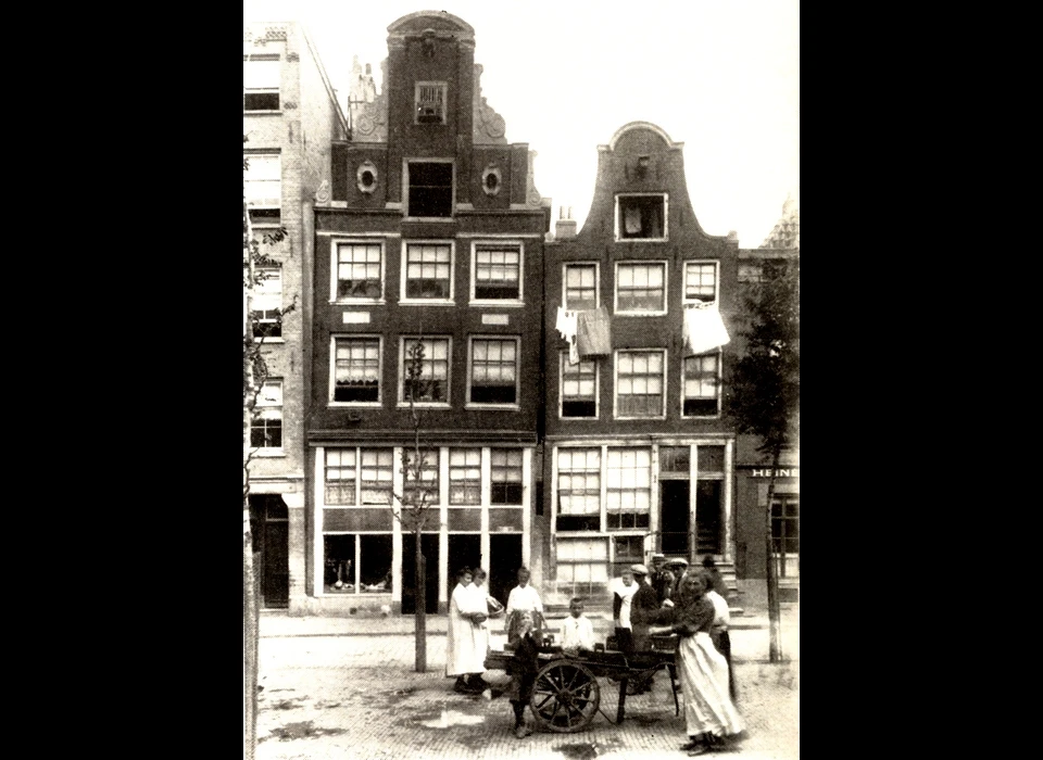 Lindengracht 162-168 de Kuipersgang had zijn toegang door de rechterdeur in het huis met de halsgevel. (1920)