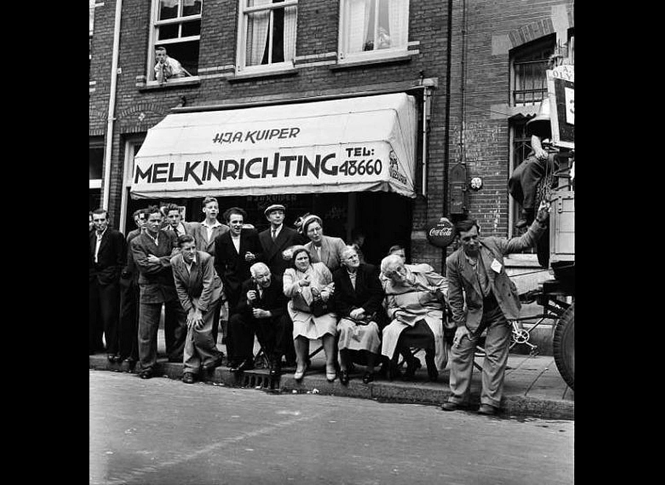 Lindengracht kijken naar wielerwedstrijd 'Ronde van de Westerstraat'. (1950)