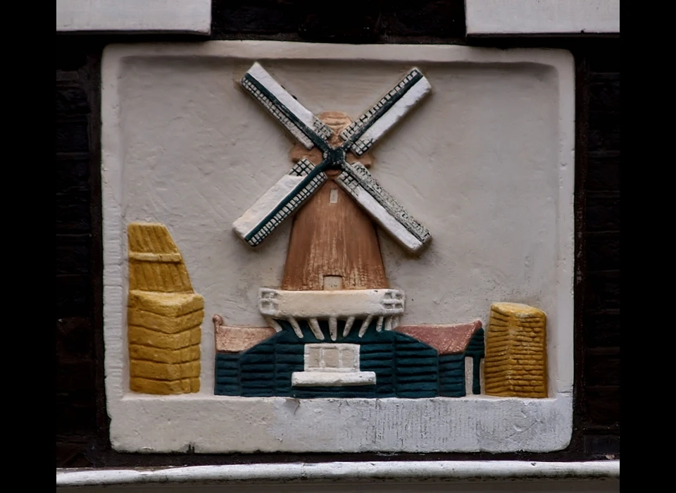 Lindengracht 5 gevelsteen van houtzaagmolen herplaatst in 1994 van Utrechtsestraat 121 (2013)