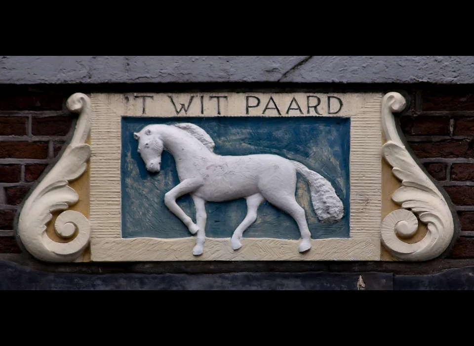 Lindengracht 27 gevelsteen 't Wit Paard refereert aan de oude huisnaam geplaatst in 1996 (2013)