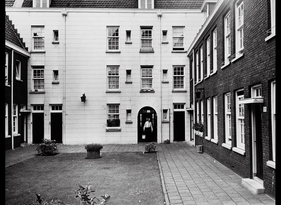 Lindengracht 94-112 Lindenhofje binnenplaats (ca.1980)