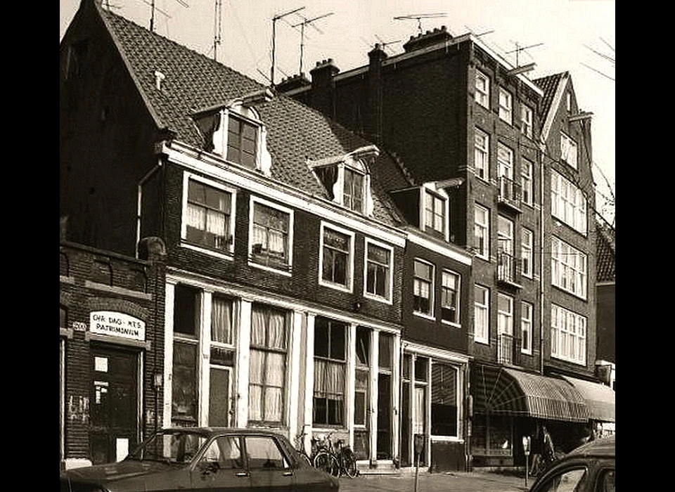 Lindengracht 186-188 aan het huis op 186 werd de lijn voor het palingtrekken aan de hijsbalk vast gemaakt. (1974)