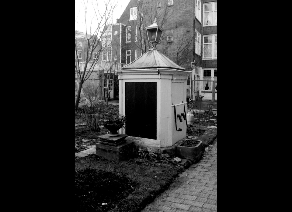 Lindengracht 94-112 pomp op de binnenplaats van het Lindenhofje (1970)
