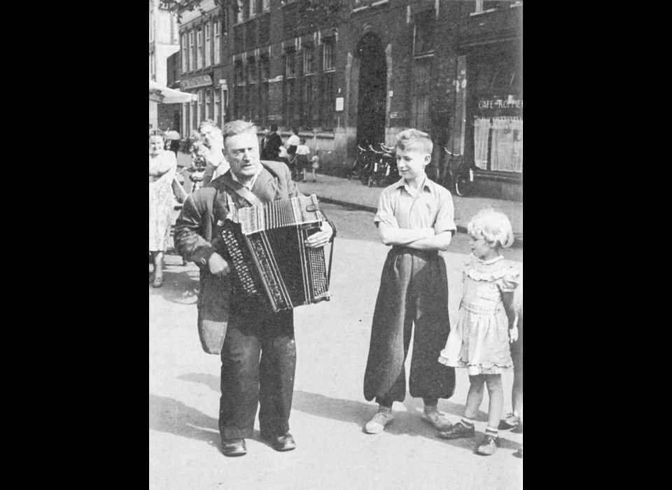 Lindengracht straatmuzikant Jan Volmer (ca.1950)