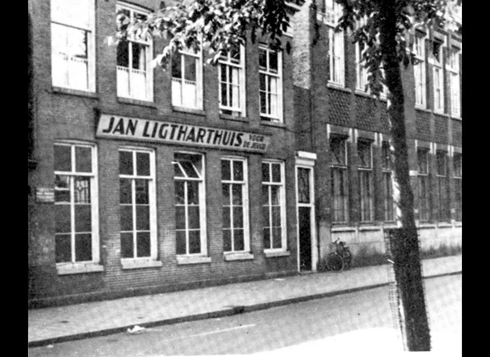 Lindengracht 83-85 Jan Ligtharthuis is gebouwd op de plaats van de verdwenen Beschuitbakkersgang. (ca.1950)