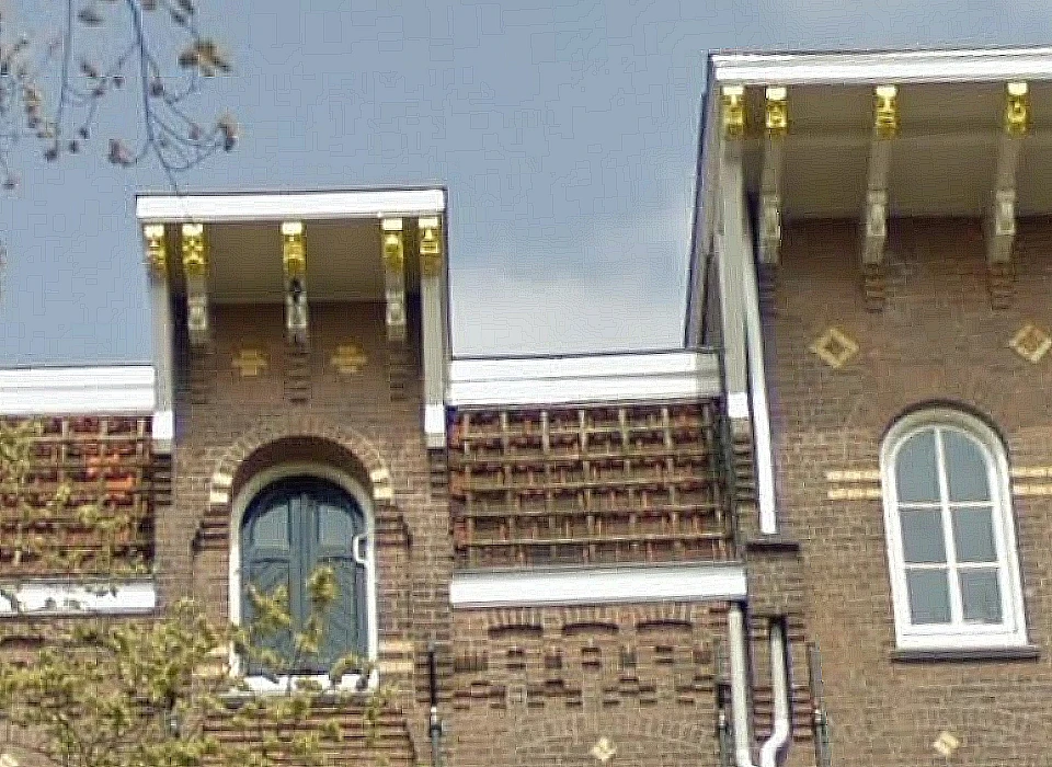 Lindengracht 206-220 zolderbalken met gezichtjes (2019)