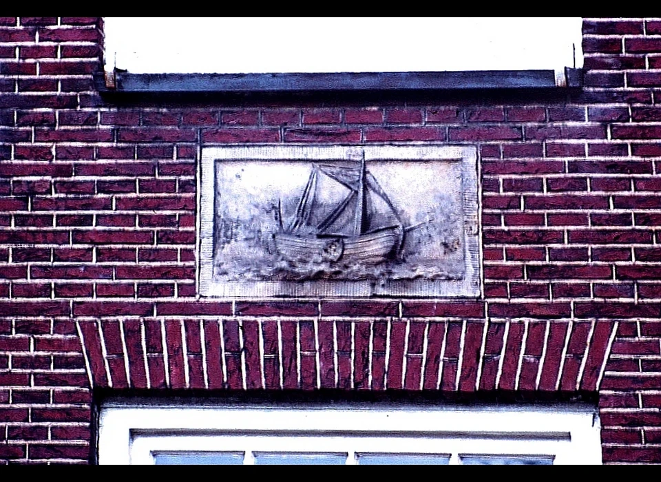 Lindengracht 86 gevelsteen schip anno 1639. Het scheepje stelt een gaffelkaag voor. (1973)