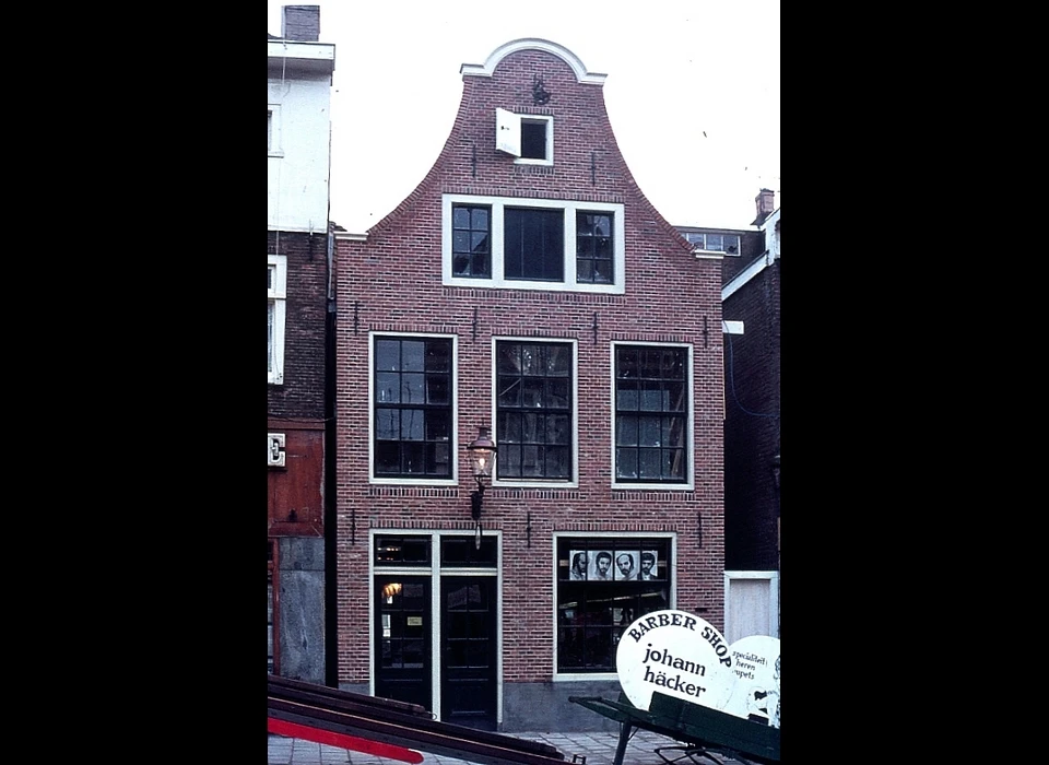 Lindengracht 105 de klokgevel is gerestaureerd in 1972 (1973)