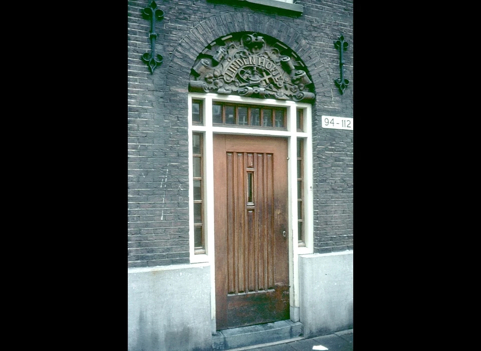 Lindengracht 94-112 entree na het Lindenhof (1973