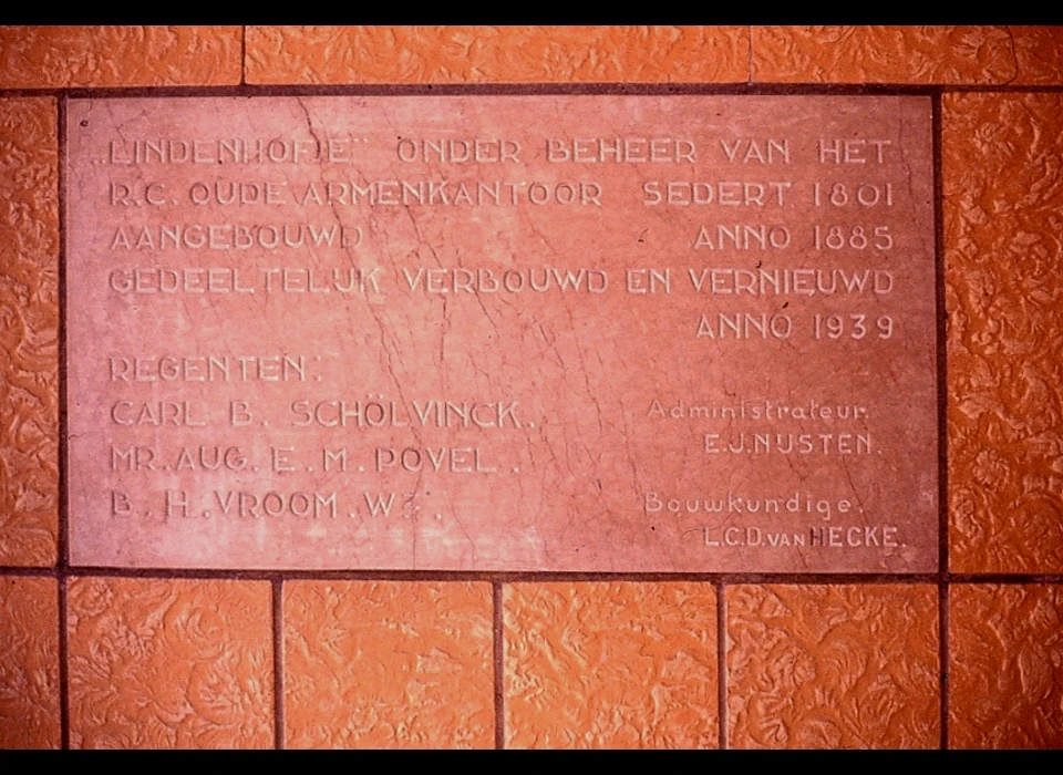 Lindengracht 94-112 in de hal een tegeltableau betreffende bouw van het Lindenhof (1973)