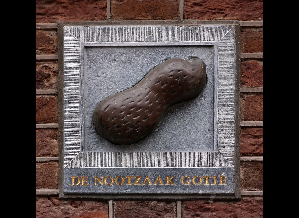 Lindengracht 221 gevelsteen De Nootzaak Gotjé, sinds 1946 is hier gevestigd de pindabranderij en notenwinkel van de firma Gotjé. (2003)