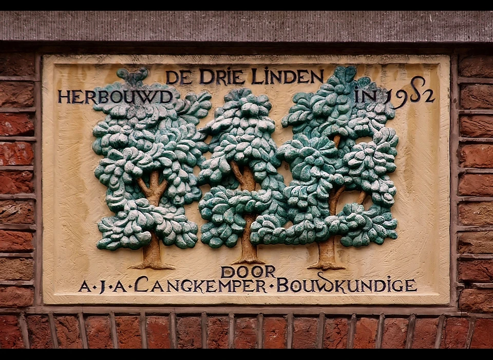 Lindengracht 167 gevelsteen De drie Linden naar ontwerp van Hans 't Mannetje en gehakt door een medewerker.(2003)