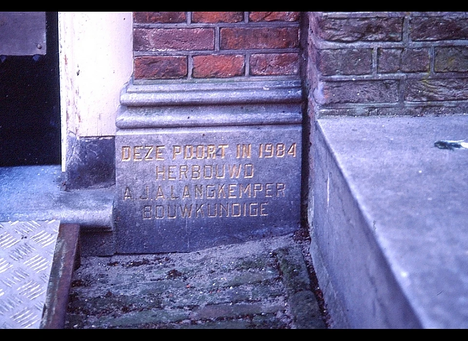 Lindengracht 149-163 gedenksteen herbouw poort van het Suyckerhoff door bouwkundige Langkemper. (2003)