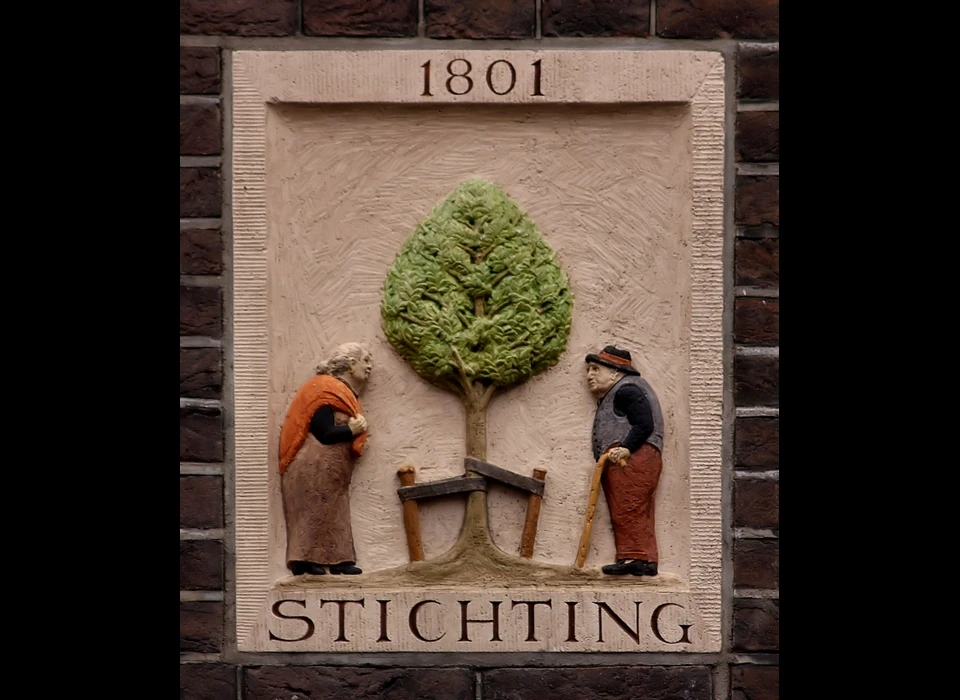 Lindengracht 94-112 Lindenhof gevelsteen omtrent gebruik een bejaard echtpaar staat bij een jonge boom. (2006)