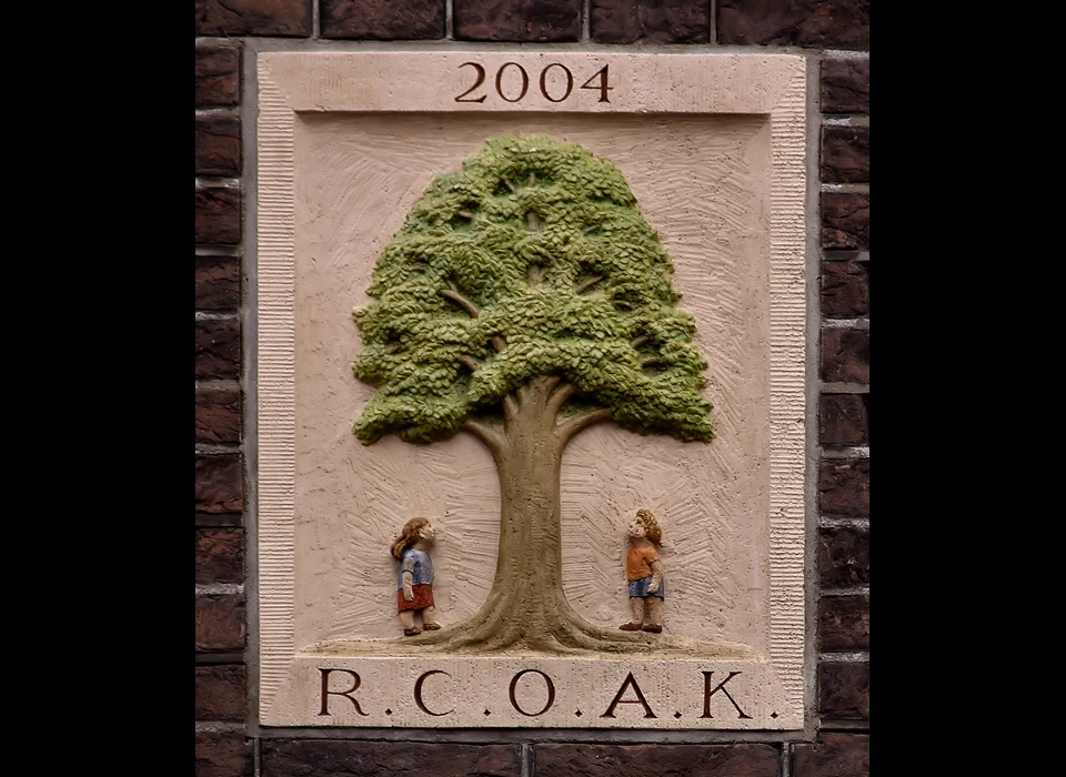 Lindengracht 94-112 Lindenhof gevelsteen omtrent gebruik twee jonge kinderen staan bij een oude boom. (2006)