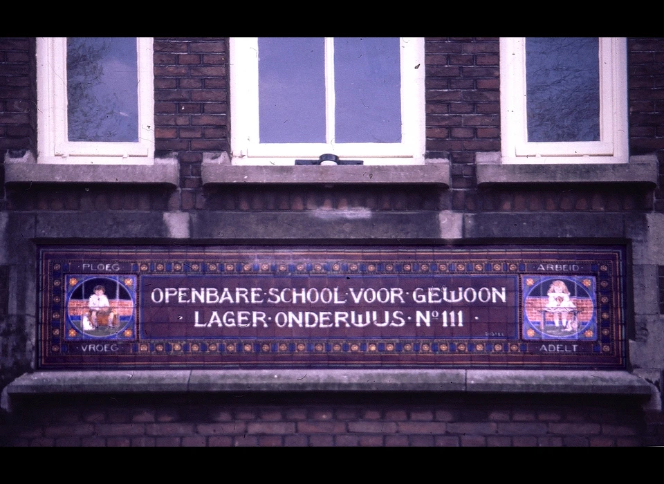 Lindengracht 93 tegeltableau aan de Openbare School voor GLO 
					  (Gewoon Lager Onderwijs) no.111 met de verheven teksten 'Arbeid Adelt' en 'Ploegt vroeg'. (1988)
