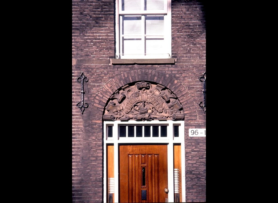 Lindengracht 94-112 entree Lindenhofje (2000)