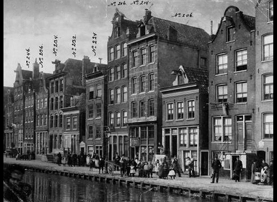 Lindengracht 206-246 Hier was onder meer de Oude Slijpersgang of Oude Sleepersgang (206-214) en de Goudsbloemgang. (ca.1890)