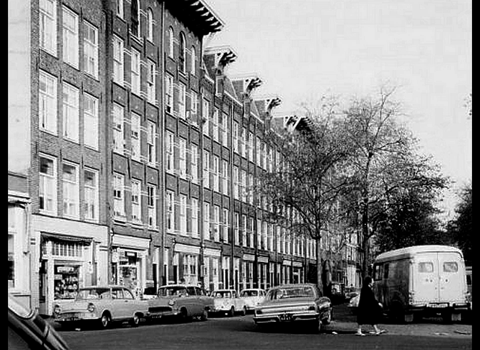 Lindengracht 206-246 Voorheen was hier onder meer de Oude Slijpersgang of Oude Sleepersgang en de Goudsbloemgang. (ca.1965)
