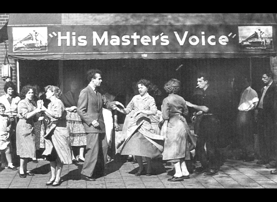 Lindengracht dansende ateliermeisjes tijdens hun lunchpauze (ca.1925)