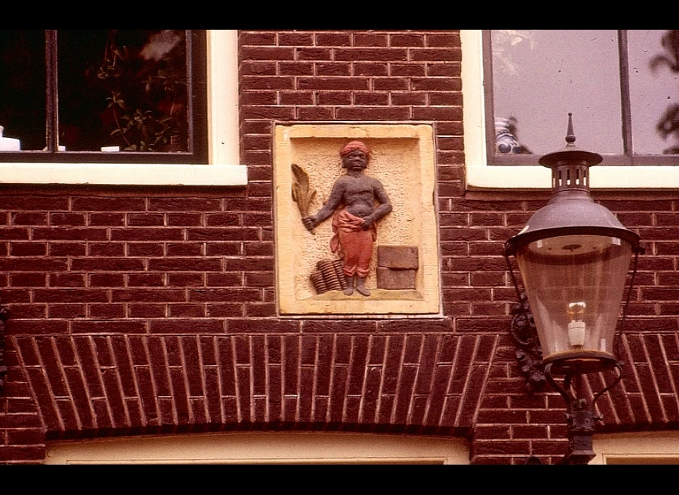 Lindengracht 211 gevelsteen De Moriaan, afkomstig van het in 1960 afgebroken pand Jodenbreestraat 93 en hier in 1973 geplaatst. (1978)
