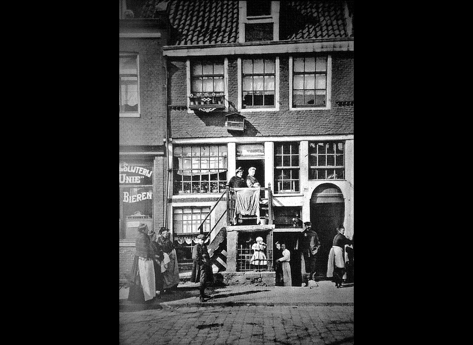 Lindengracht 182 de rondbogige deur vormt de toegang naar een inpandig huis. (1920)