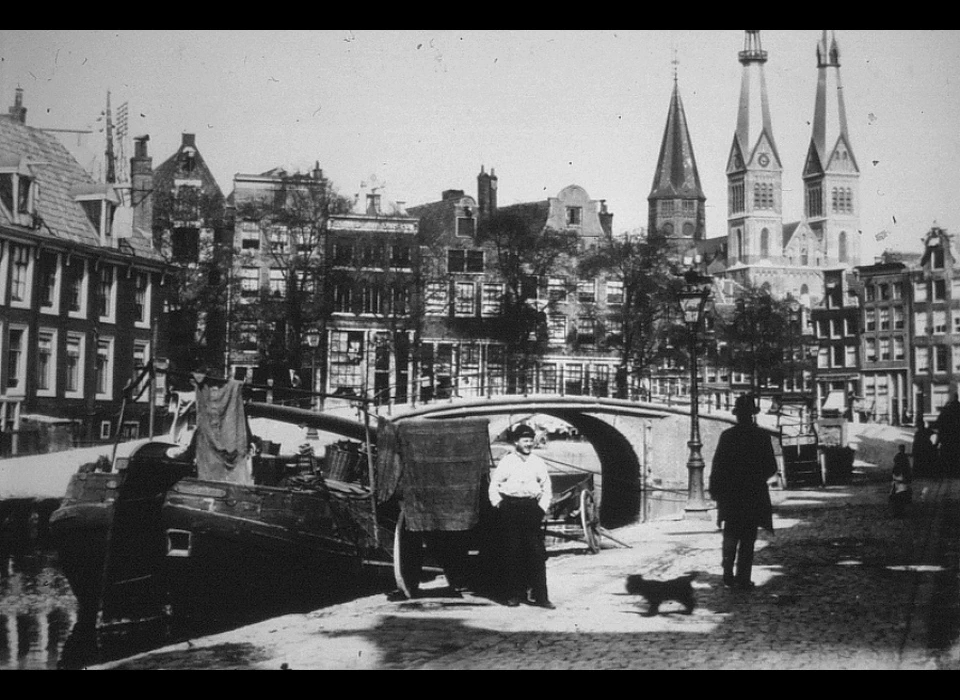 Lindengracht gezien naar Brouwersgracht en Posthoornkerk (1893)