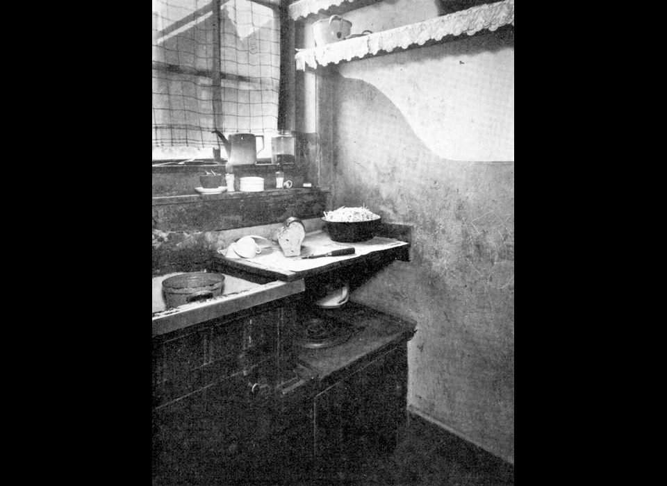 Lindengracht vele woningen hadden een keuken met ingebouwd toilet (1933)