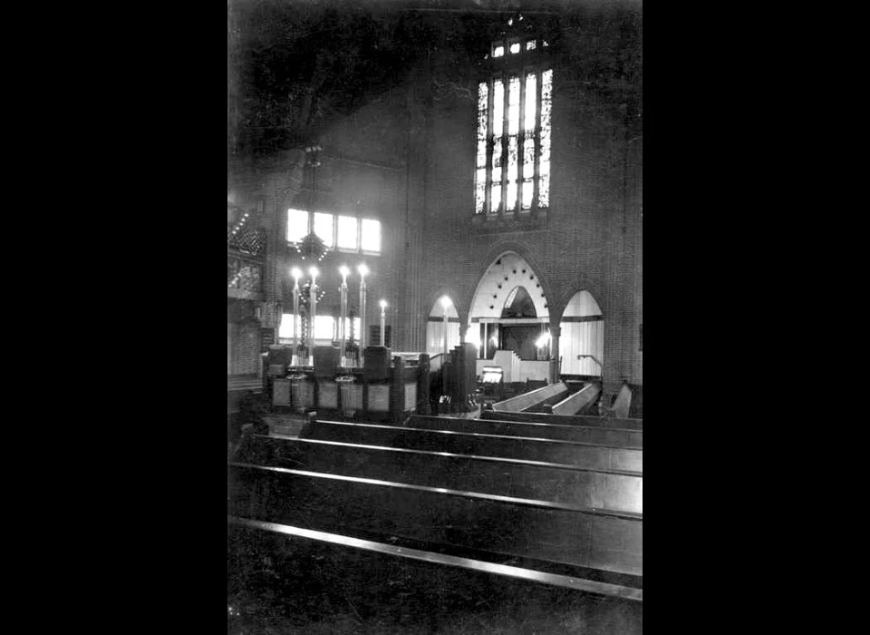 Linnaeusstraat 119 1928 Synagoge-Oost bima (=spreekgestoelte) en heilige arke