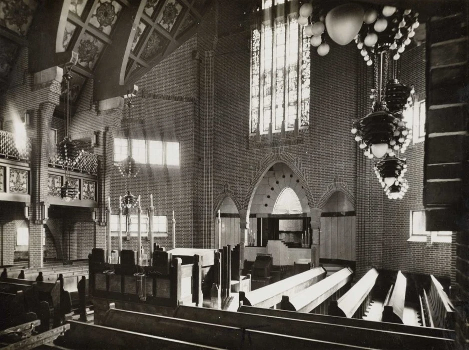 Linnaeusstraat 119 1928 Synagoge-Oost bima (=spreekgestoelte) en heilige arke