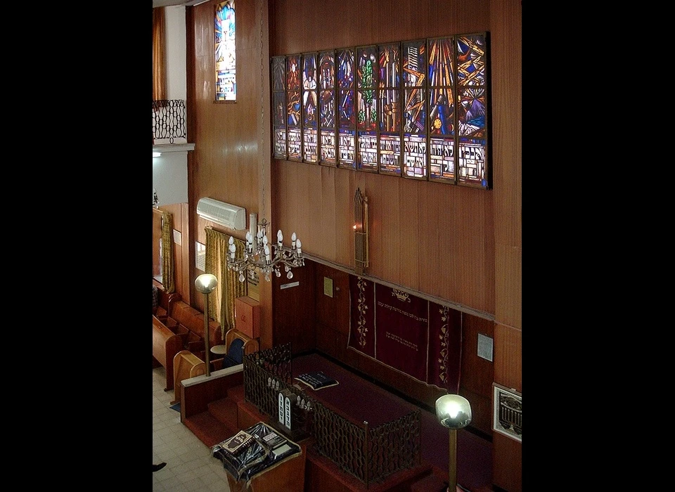 Synagoge in Ramat Jitzchak (Israel) interieur met glasraam 10 geboden (Pinkhof) en linksboven hekwerk vrouwengalerij (voorheen Linnaeusstraat 119)