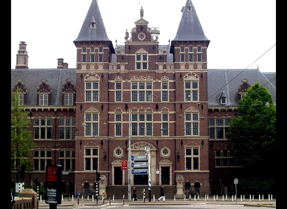 Mauritskade 63 Het wordt tijd om de voorgevel van het Tropeninstituut wat verder te bekijken (2004)