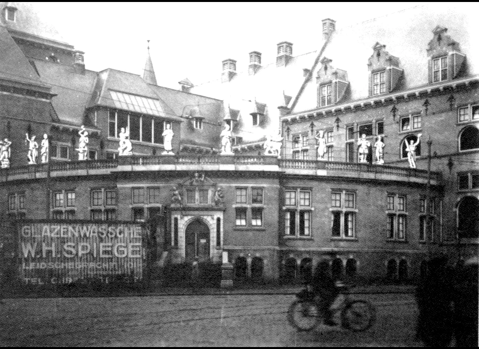 Mauritskade 64 afdeling tropische producten ondergebracht in het 'kwadrant' met fotomontage van niet-uitgevoerde beelden op de dakrand (1927)