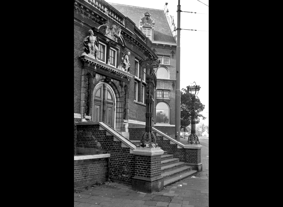 Mauritskade 64 afdeling tropische producten entree, het is niet duidelijk wanneer de lantaarns geplaatst zijn (circa.1935)