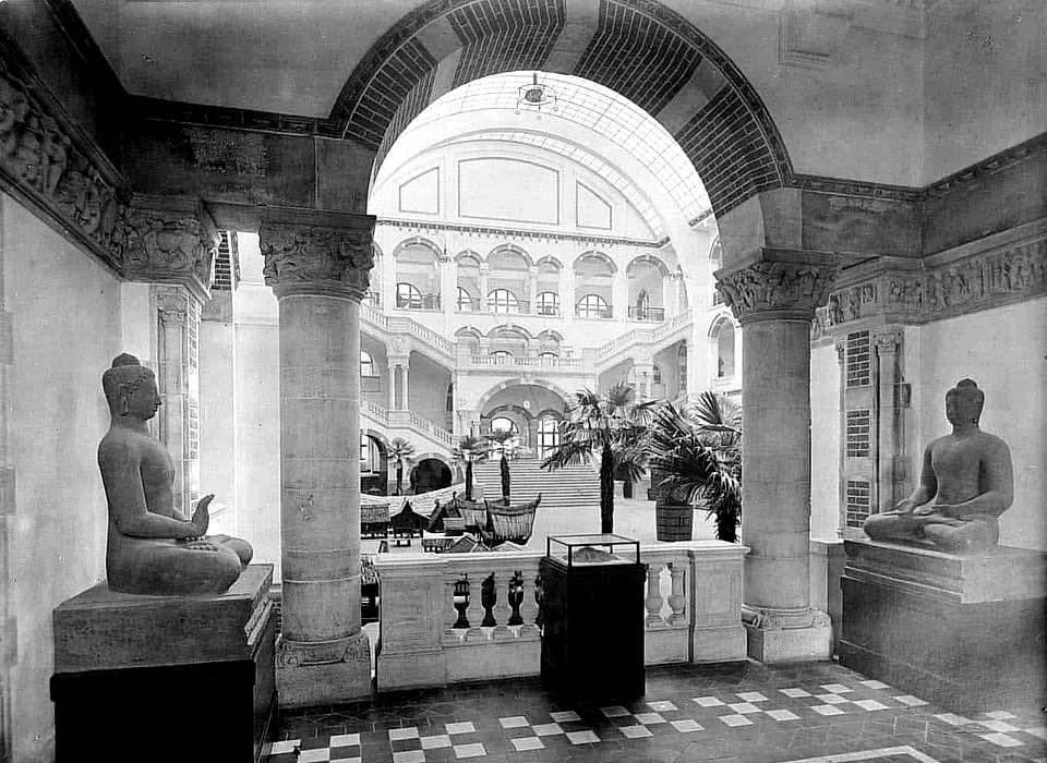 Linnaeusstraat 2 Tropenmuseum Boeddhabeelden (circa.1930)