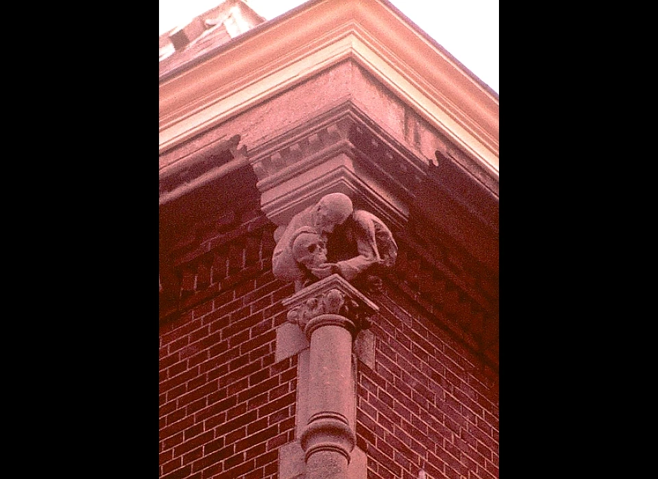 Linnaeusstraat 2 Tropenmuseum beeldhouwwerk op hoektoren (1979)